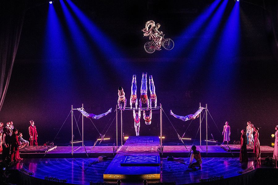 Kraft und Körperbeherrschung pur bei der achtfachen Synchron-Darbietung an den Reckstangen (Foto: Cirque du Soleil/Corteo)