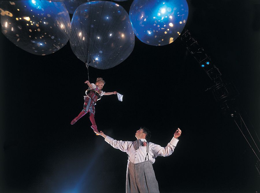 Berührend und beeindruckend zugleich: Valentynas Heliumtanz mit Clown Mauro (Foto: Cirque du Soleil/Corteo)